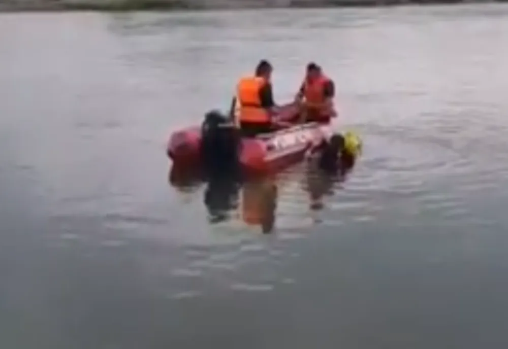 Fetiță plecată la scăldat, dată dispărută. Pompierii hunedoreni o caută în apele canalului unui baraj