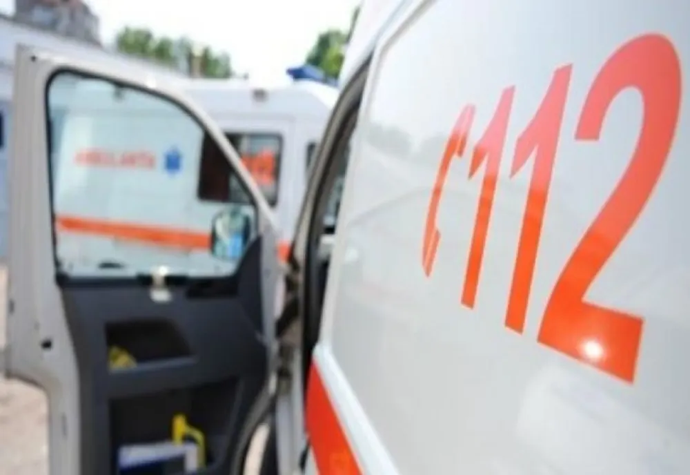 Ambulanță aflată în misiune, lovită de o mașină condusă de o șoferiță neatentă