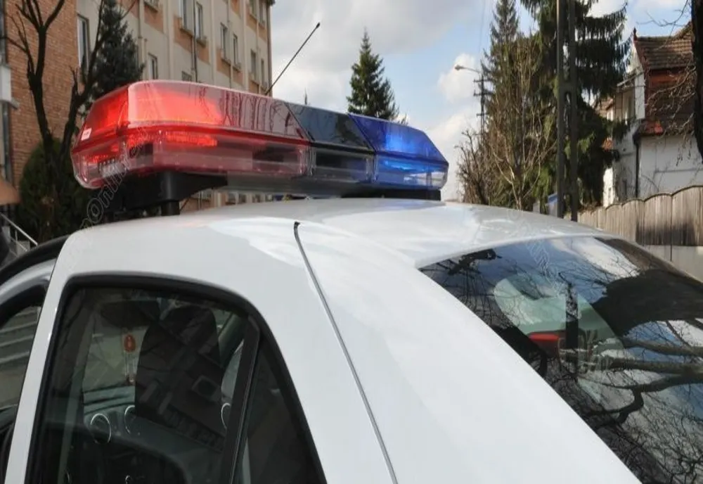 Cu mașina furată, cu 100 de kilometri la ora, prin localitate
