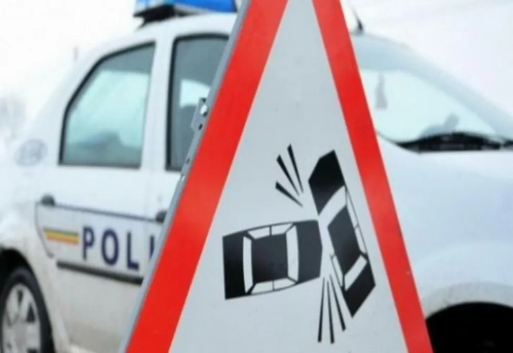 Patru răniți, după ce un autoturism s-a ciocnit cu o autoutilitară