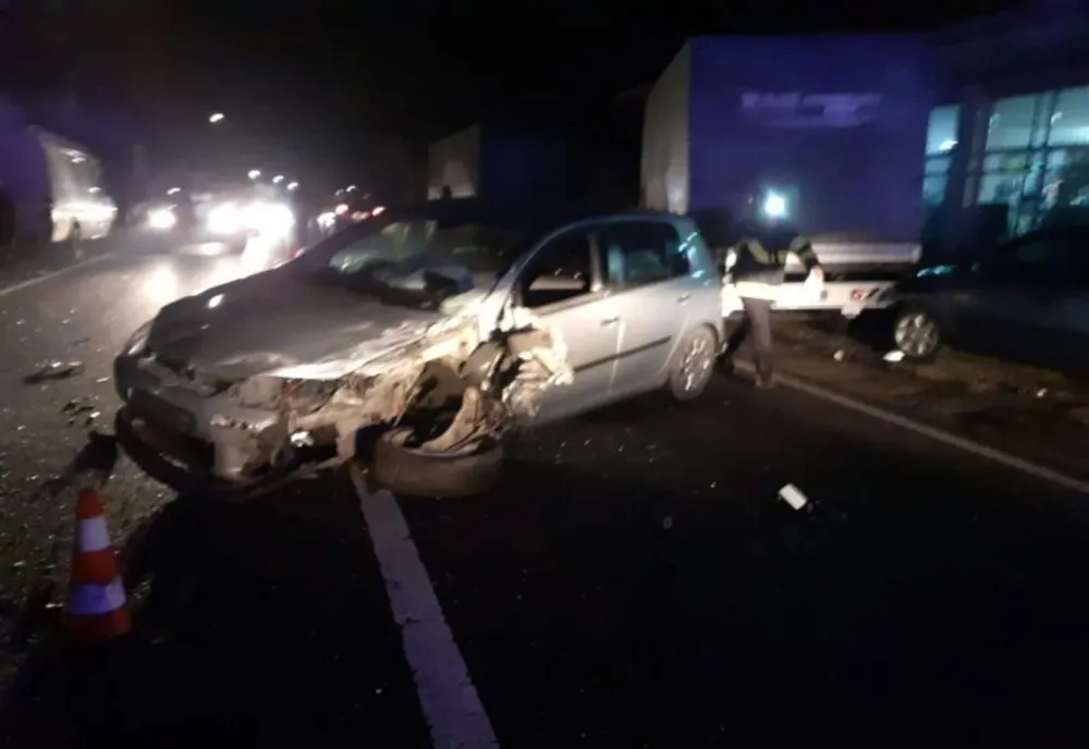 Accident rutier grav pe DN 66 Petroşani - Haţeg. Patru maşini s-au ciocnit 