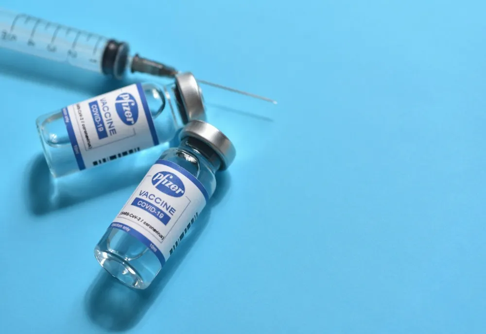 Un medic şi o asistentă de la secţia ATI a Spitalului Județean din Deva, primii vaccinaţi anti-COVID