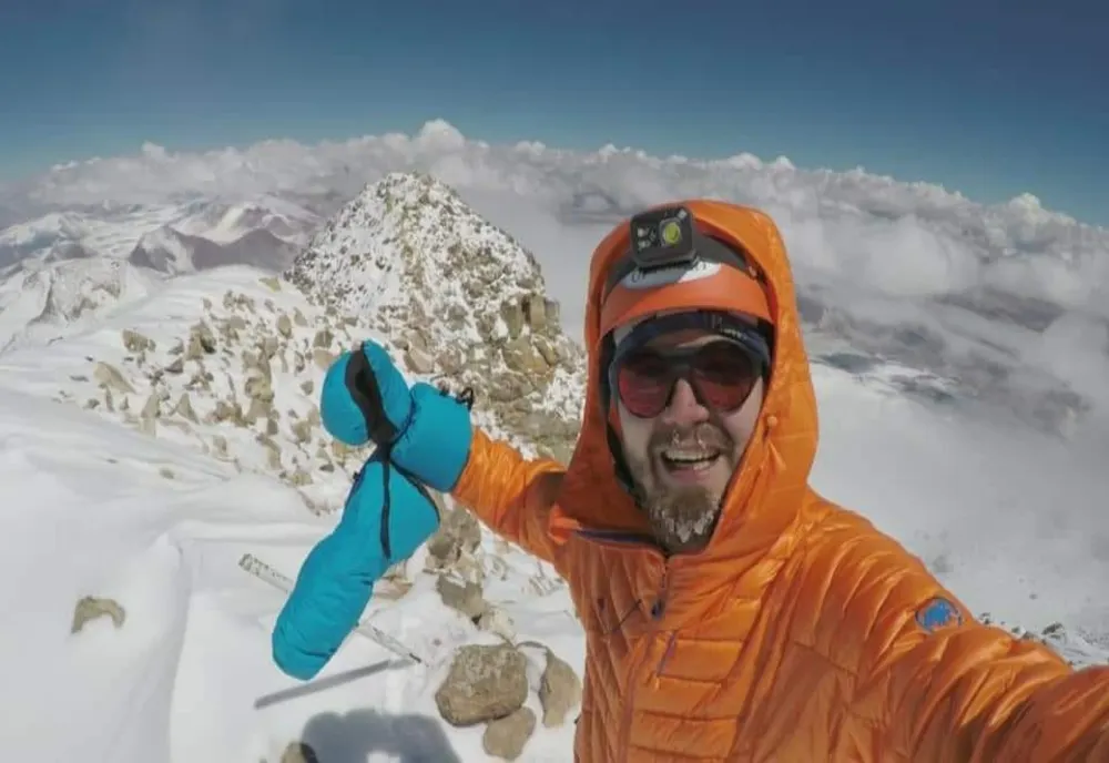  Un tânăr din Petroşani a reuşit să cucerească vulcanul Ojos del Salado (6.893 m)