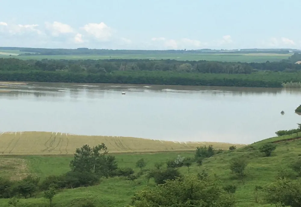 Inundații în Valea Jiului. DN 66 a fost blocat de căderi de pietre și aluviuni