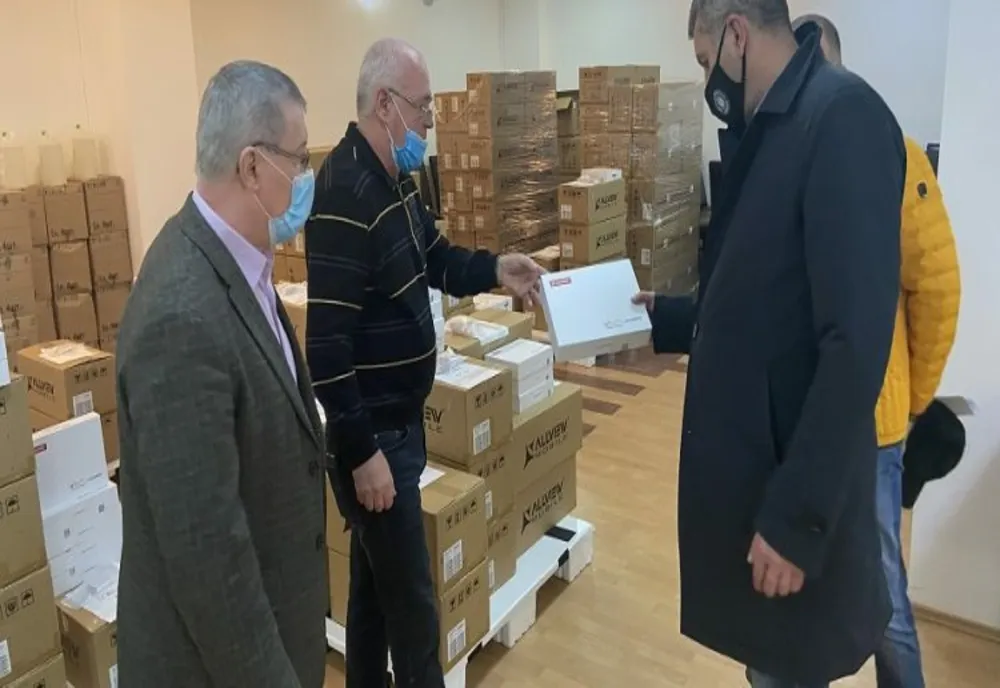 Peste 2400 de tablete pentru elevii hunedoreni
