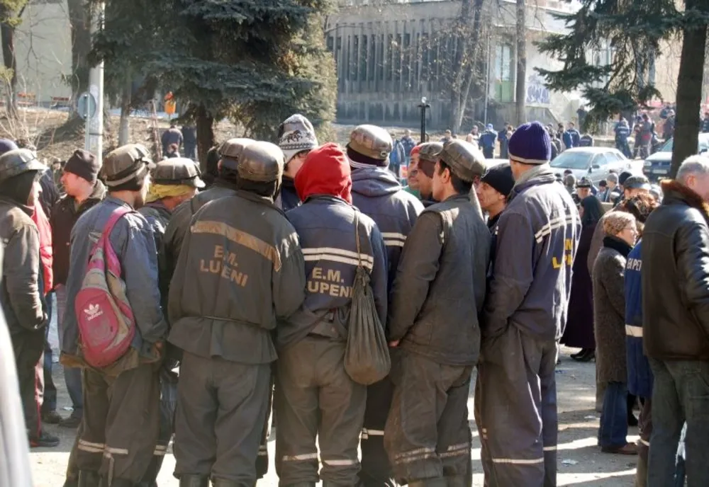  Marş de solidaritate spontan cu minerii autoblocaţi în subteran la Lupeni