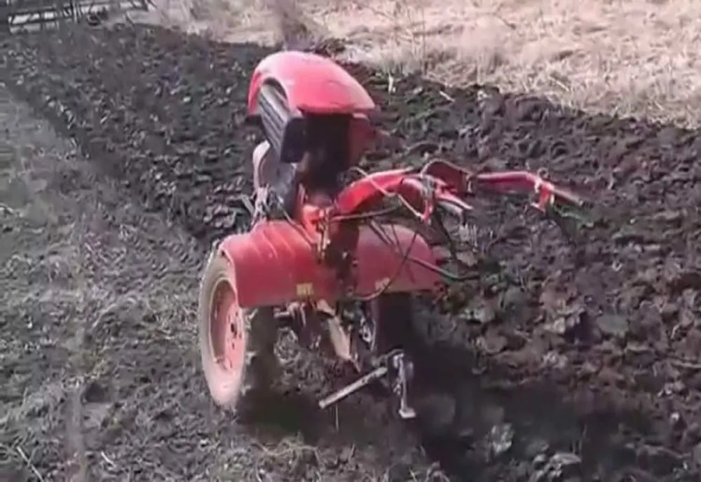 Accident terbil pe câmp: un bărbat a murit strivit de un motocultor