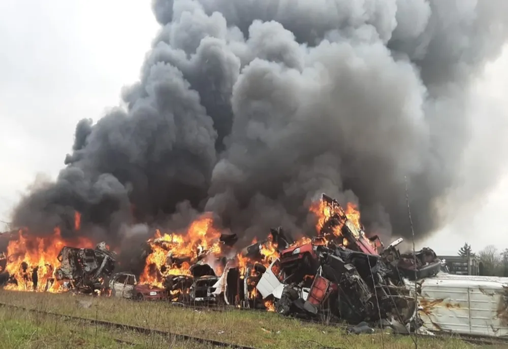 Incendiu de proporții în județul Hunedoara: coloană imensă de fum, pericol de poluare
