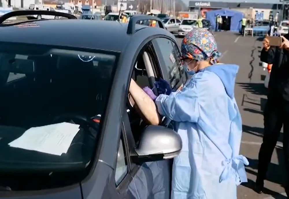 Centrul de vaccinare drive-thru din Deva va fi închis în perioada Paştelui