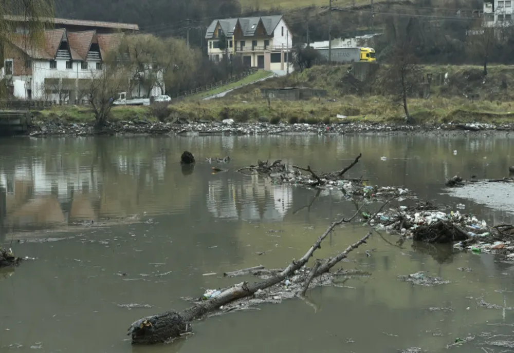 Tragedie: copilaș de trei ani, mort după ce a căzut în apă, în timp ce se juca