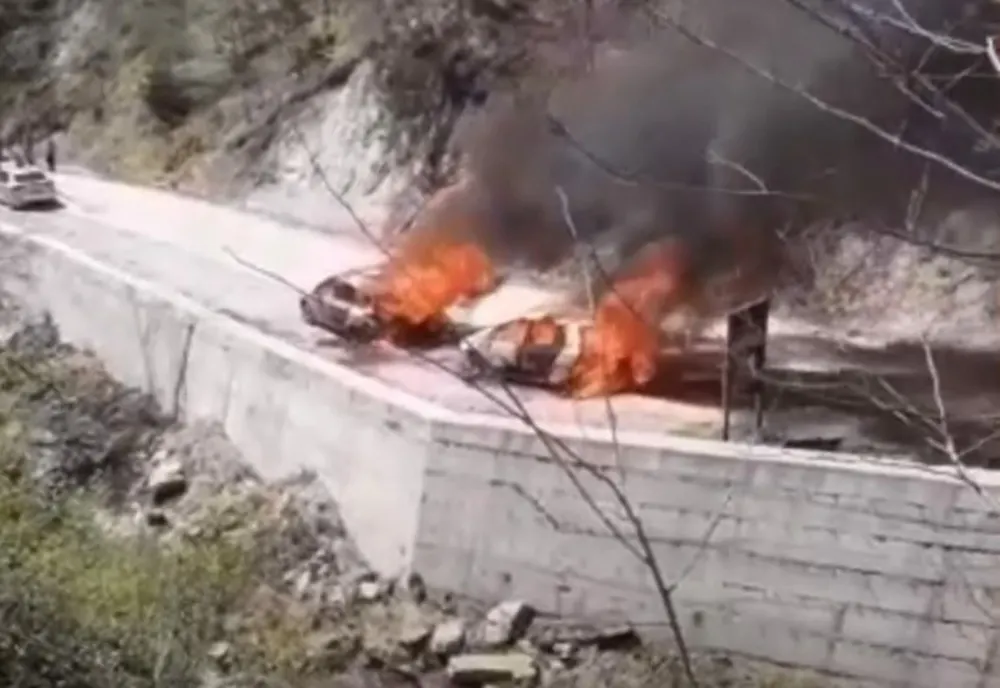 Două autoturisme au ars în parcarea sitului arheologic Sarmizegetusa Regia