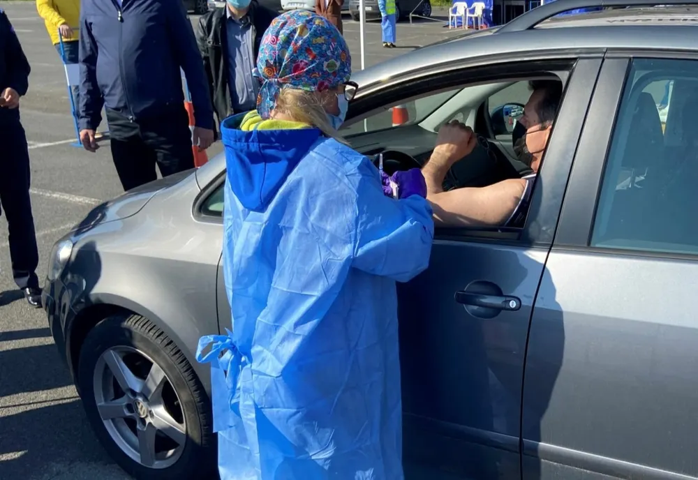 Centru de vaccinare drive-thru, deschis în parcarea unui magazin din Petroșani
