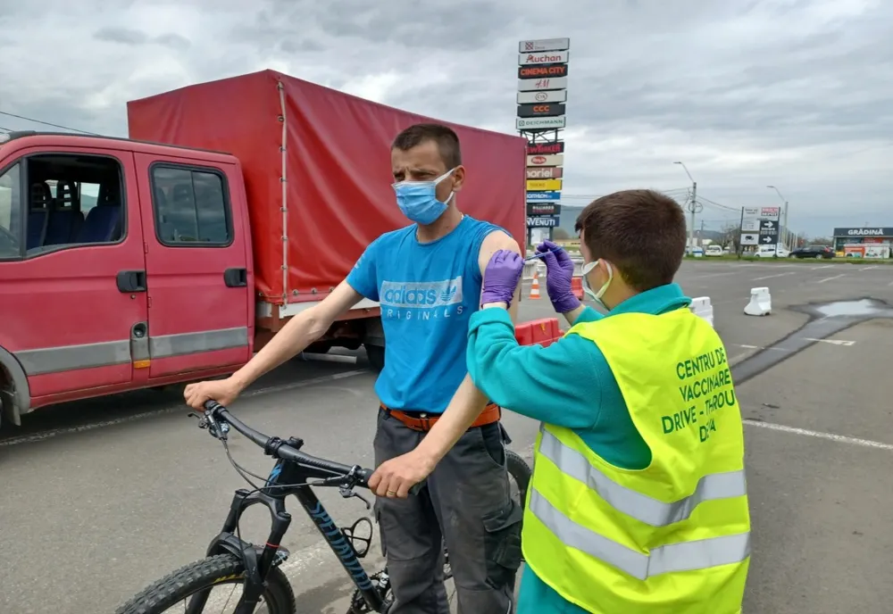 Bicicliştii au avut prioritate la vaccinare în Centrul drive-thru din Deva, marcând astfel ''vinerea verde''