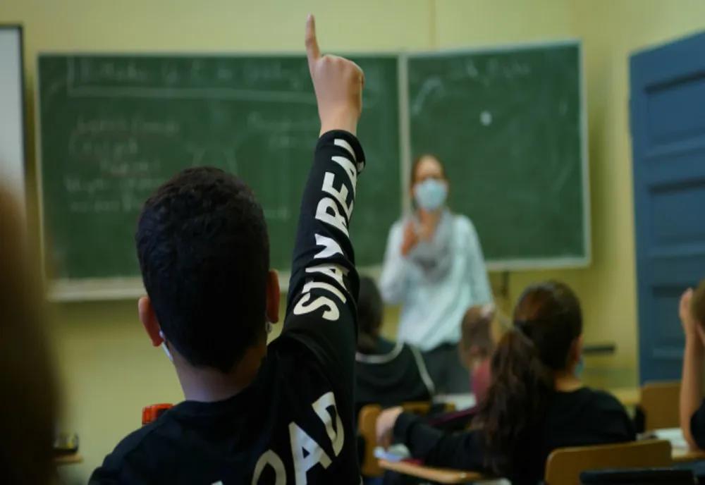 Mai bine de jumătate dintre elevii hunedoreni se întorc la școală