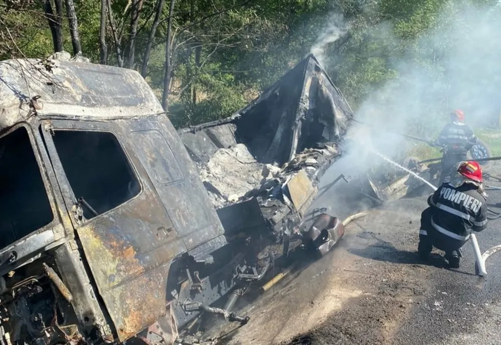 Tragedie în Hunedoara. Șofer mort, după ce TIR-ul s-a răsturnat şi a luat foc