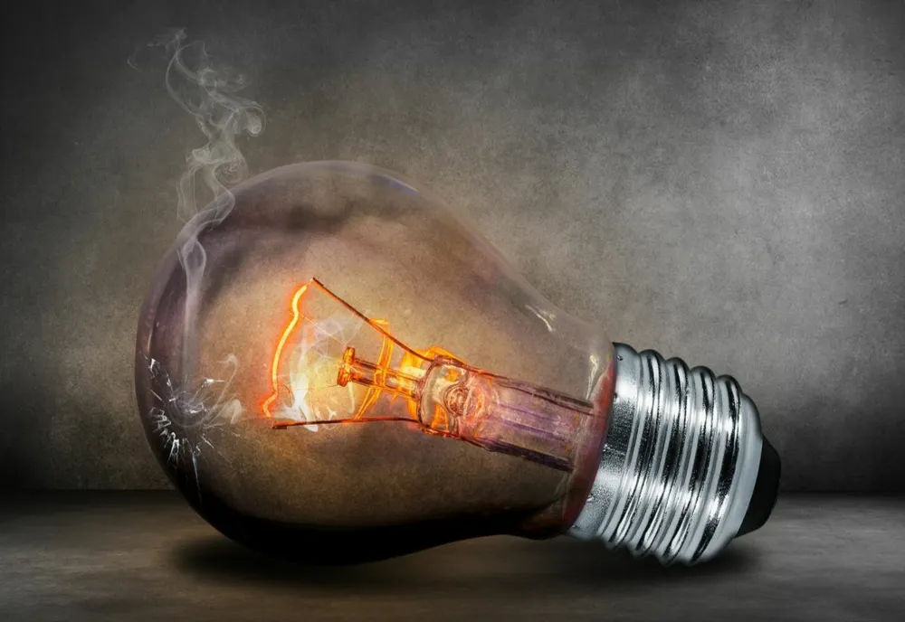Factură de un milion de lei pentru curentul electric la Primăria Petroșani