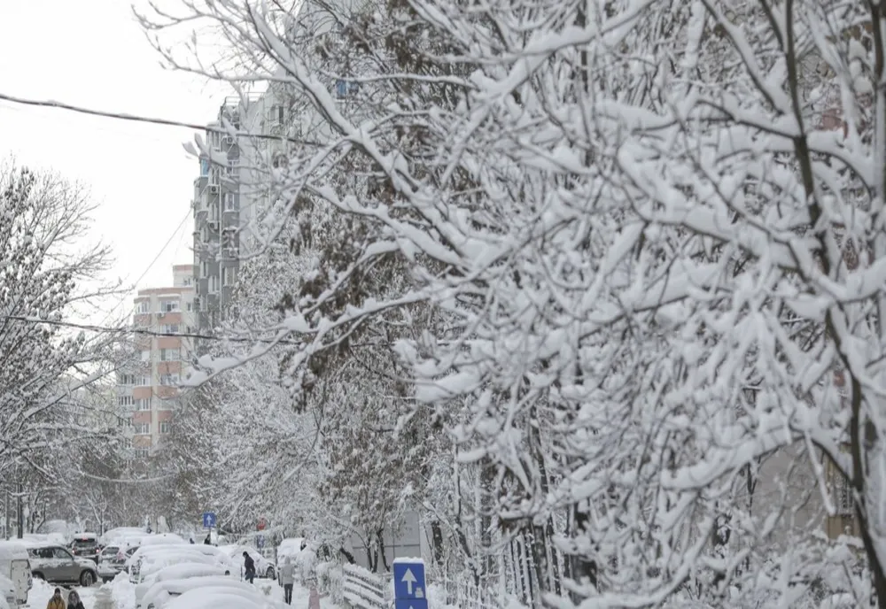 Fenomene meteo EXTREME, în România: cod galben de ninsori, polei și vânt puternic - rafale de până la 100 km/h