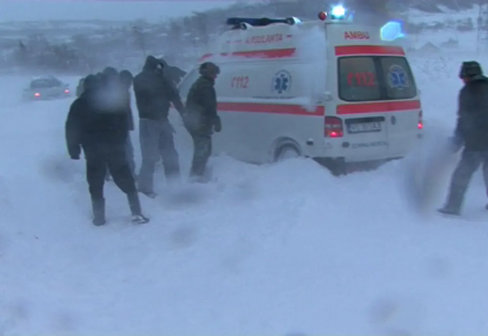 Femeie cu piciorul rupt, dusă la ambulanță cu sania trasă de cai