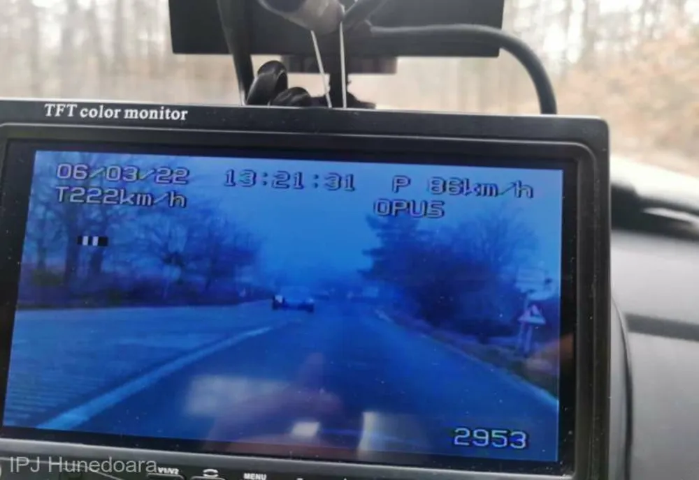 Băut și drogat, un tânăr a fost prins la volan în Hunedoara cu o viteză de 222 de km/h