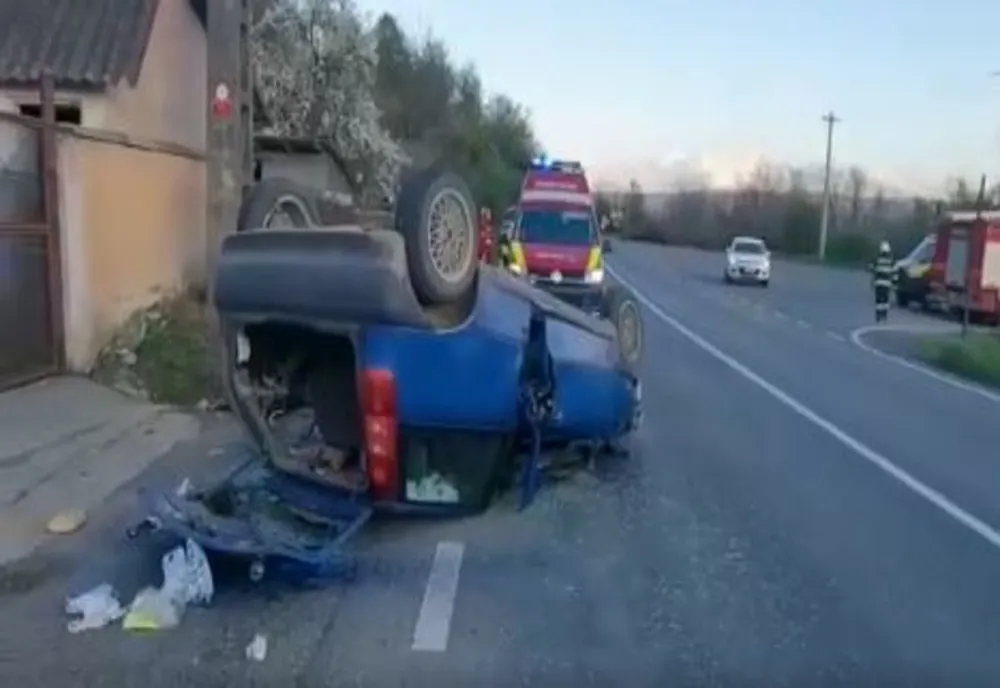 Mașină răsturnată pe o șosea din județul Hunedoara