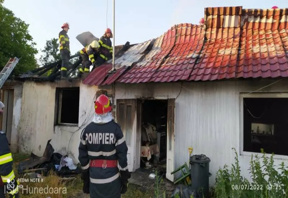 Hunedoara: O casă a fost distrusă într-un incendiu