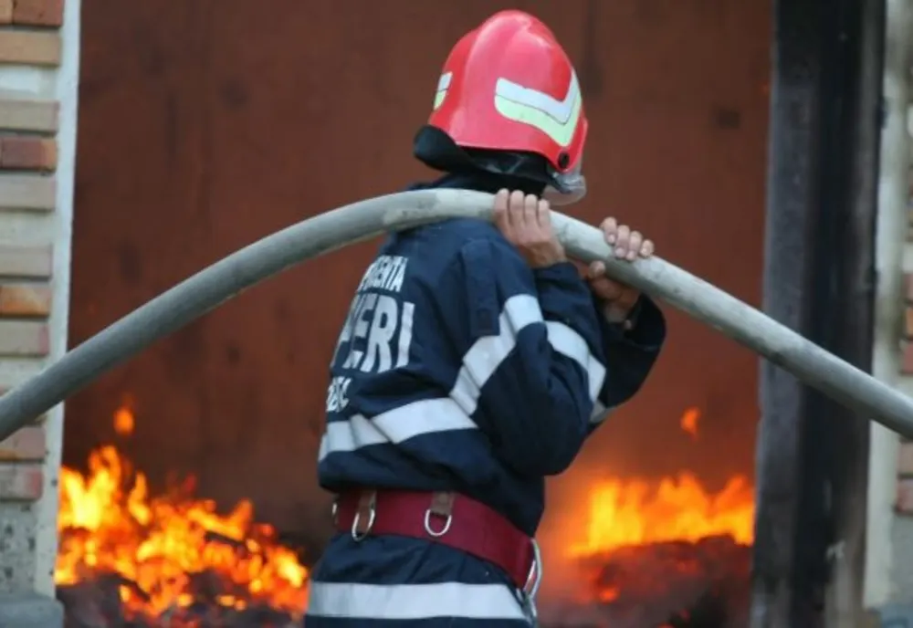 Incendiu la banda transportoare a unei fabrici de ciment de lângă Deva