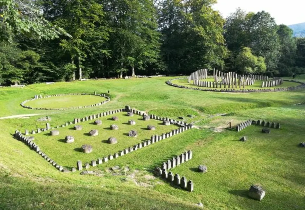 Hunedoara: Consiliul Judeţean a semnat un contract de modernizare cu fonduri UE a drumului spre cetatea Sarmizegetusa Regia