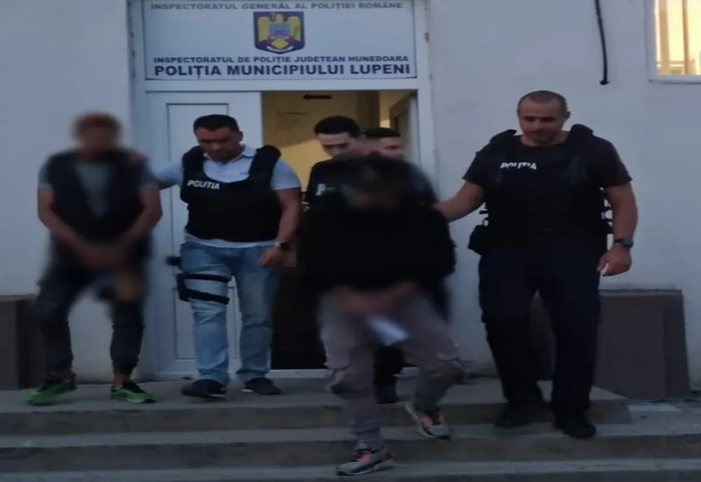Tineri bănuiţi de comiterea unei infracţiuni de tâlhărie, reţinuţi de poliţiştii Biroului de Investigaţii Criminale Lupeni 