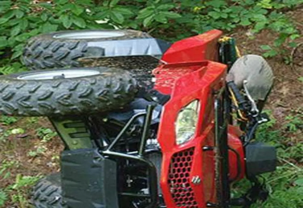 Accident: Un copil care conducea un ATV a intrat în plin într-o mașină
