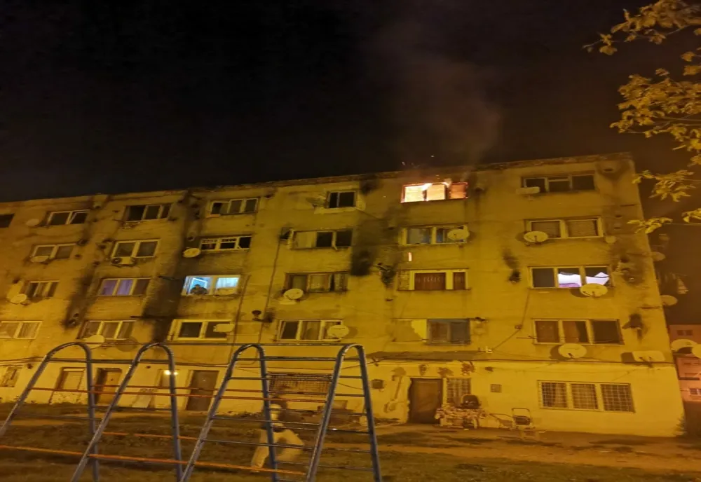 Incendiu puternic la ultimul etaj al unui bloc din Călan