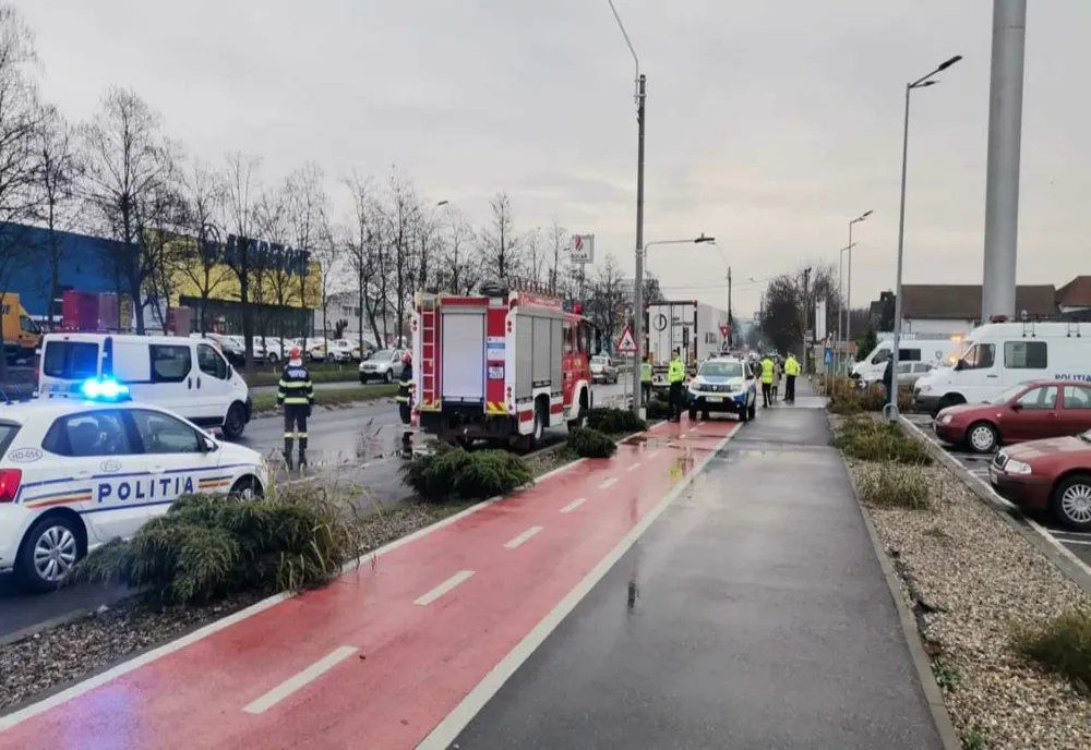 Sfârșit tragic pe o stradă din Hunedoara: o femeie a murit strivită de un TIR care dădea cu spatele