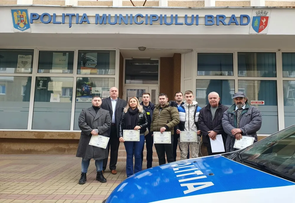 Zece locuitori din municipiul Brad, premiați după ce în 2022 au făcut fapte bune