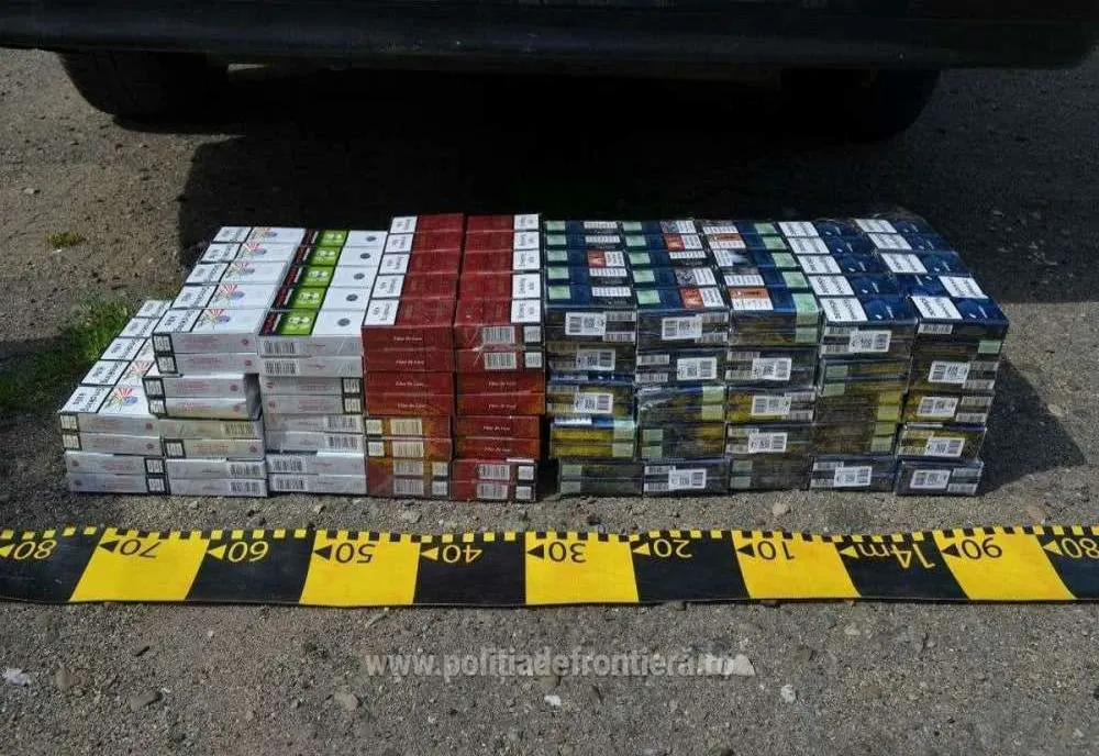 Aproape 12.000 de țigarete descoperite într-o mașină