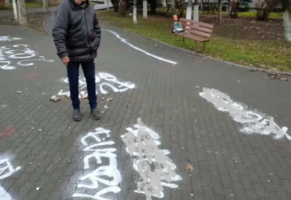 Dosar penal pentru mesaje naziste desenate pe trotuar