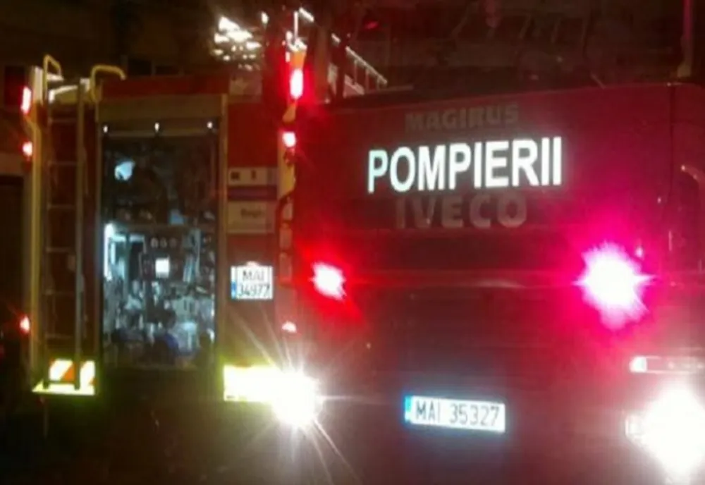 O șură a luat foc de la o mașină în flăcări. Misiune dificilă a pompierilor