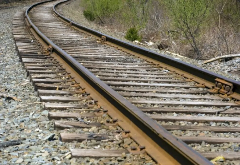 Autocar blocat pe linia de tren - intervenție de urgență, pasageri evacuați - VIDEO