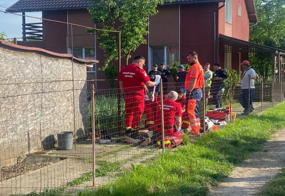 Un om a murit electrocutat în timp ce cosea iarba din curtea casei, în județul Hunedoara. Cum s-a produs nenorocirea