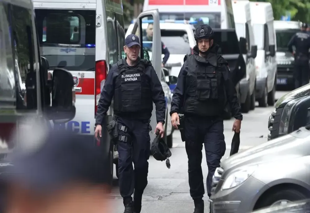 Situație halucinantă la Belgrad - Mai mulți elevi îl imită pe atacator, fac liste și simulează atacuri - Poliția a primit 25 de sesizări de la școli într-o singură zi