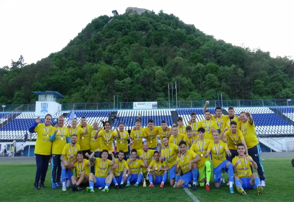 La echipa de seniori de la CSM Deva debutează tot mai mulți fotbaliști din propria pepinieră