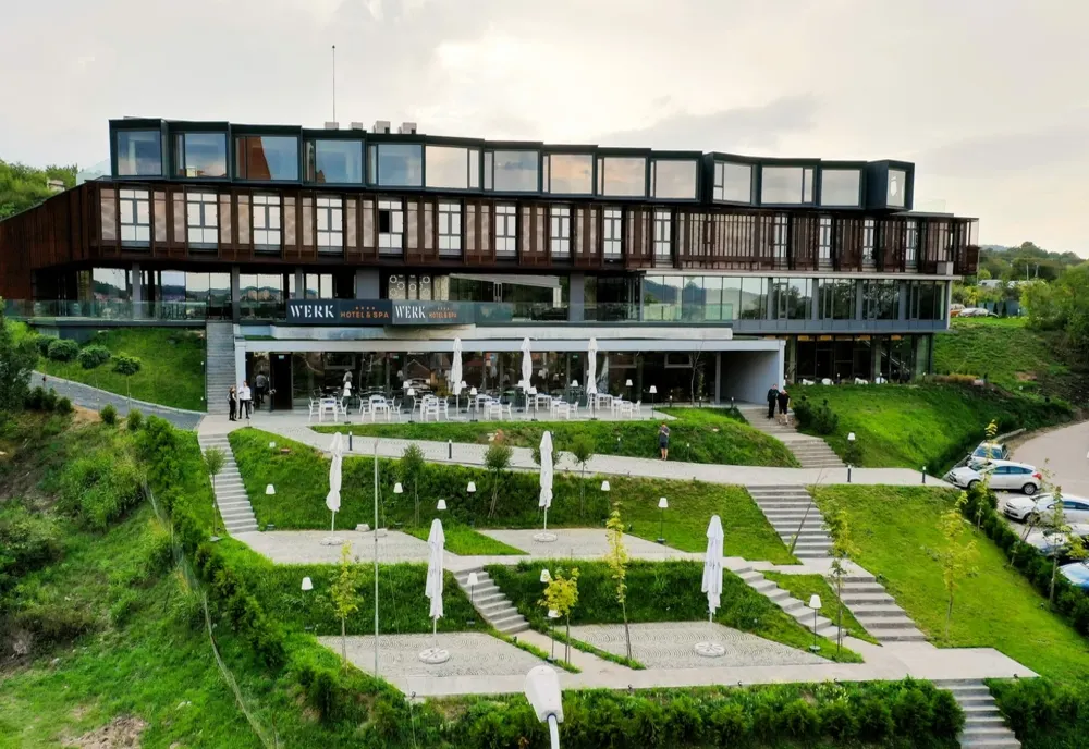 VARA TA DE POVESTE ÎNCEPE LA HUNEDOARA - LA HOTEL WERK, LÂNGĂ CASTELUL CORVINILOR 