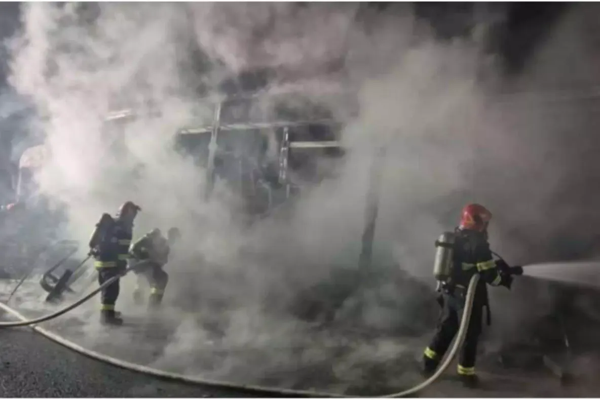 Incendiu pe autostrada A1, în județul Timiș. Un TIR care transporta aparatură fitness a ars ca o torță