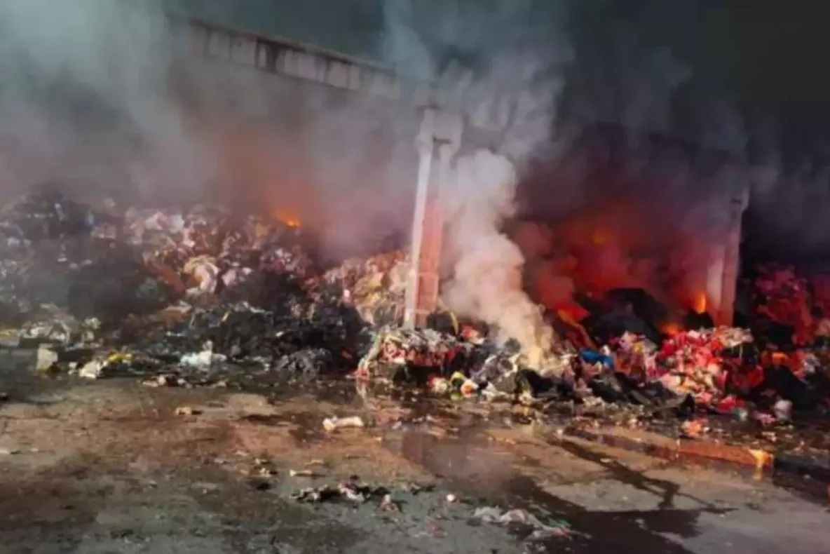 Incendiu puternic la o firmă din județul Hunedoara. Tone de deșeuri au fost făcute scrum