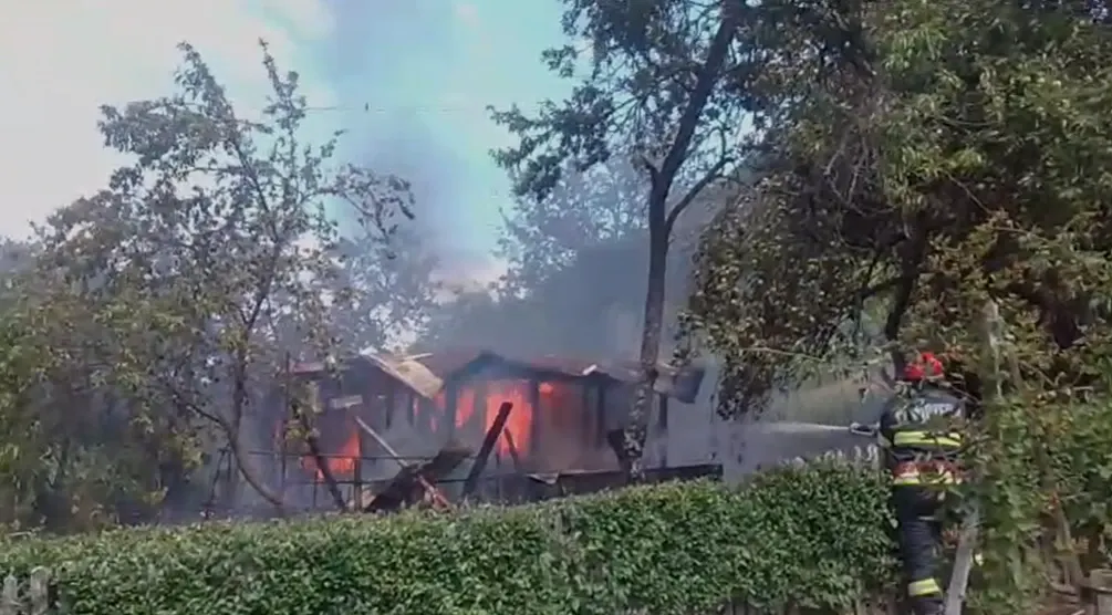 Cabană făcută scrum în Hunedoara. Pompierii au mers pe jos un kilometru ca să ajungă la incendiu