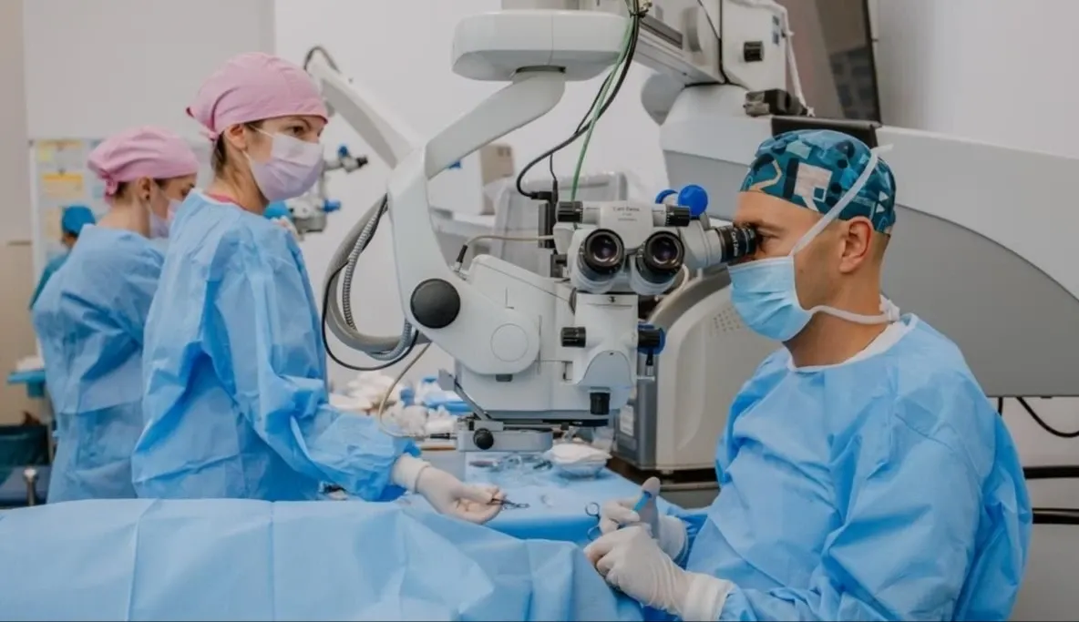 „Un milimetru poate face diferența dintre lumină și întuneric”. Record de 130 de operații oftalmologice într-o zi, la Deva