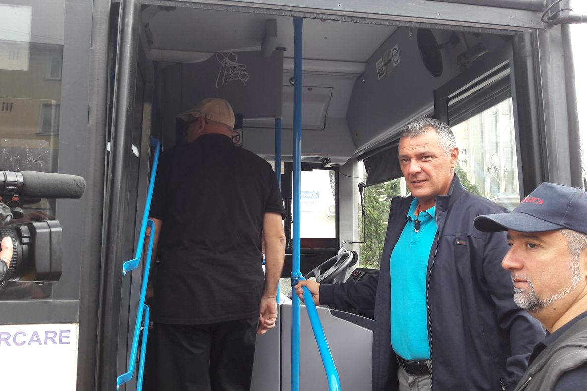 FOTO/VIDEO| Primarul Devei „a luat pulsul” noului serviciu de transport public local din oraș