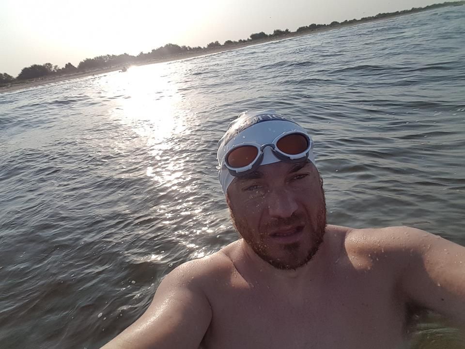 Hunedoreanul Avram Iancu a înotat deja mai mult de 26 de kilometri în Marea Neagră