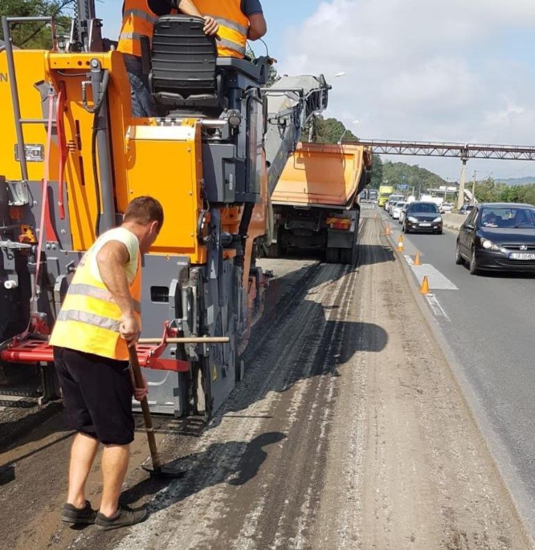 Se asfaltează, în sfârșit, la intrarea în Deva, pe o porțiune dezastruoasă de pe DN 7