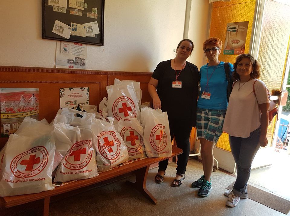 Rechizite pentru peste 50 de micuţi sărmani din Deva, din partea Crucii Roşii