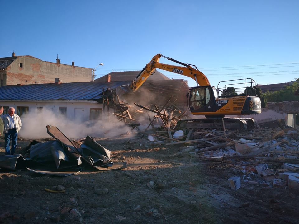 FOTO| Fostul dispensar TBC din Orăştie, făcut „una cu pământul”