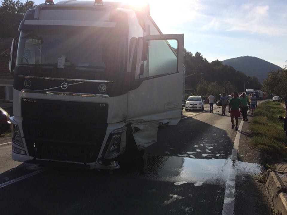 UPDATE| Accident la Leșnic: circulația pe DN 7, reluată pe un singur fir